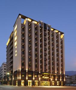 花蓮市的住宿－F Hotel 花蓮站前館，一座建筑的侧面有灯
