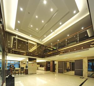 um grande átrio com um tecto com luzes em F Hotel - Hualien em Hualien City