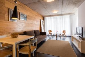 TV a/nebo společenská místnost v ubytování Costa Colonia - Riverside Boutique Hotel