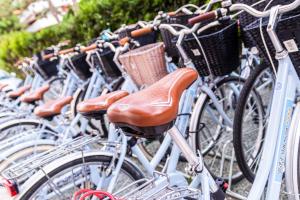 eine Reihe von Fahrrädern nebeneinander geparkt in der Unterkunft American Hotel in Lignano Sabbiadoro