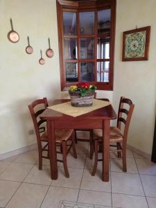 a dining room table with a basket of flowers on it at Casa Noemi in Sperlonga