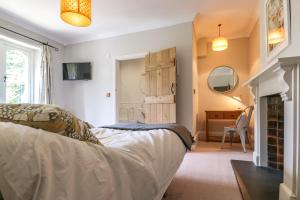 a bedroom with a bed and a desk and a mirror at The Beeches Holiday Homes in Oakhill