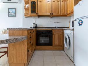 Kuchyňa alebo kuchynka v ubytovaní Apartment Turquesa-1 by Interhome