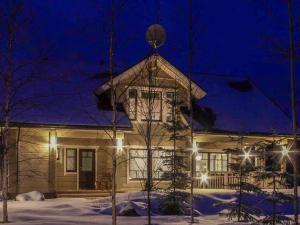 a house in the snow at night with lights at Holiday Home Villa puronotko by Interhome in Pertunmaa