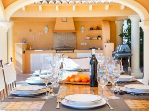 ein Tisch mit Gläsern und eine Flasche Wein darauf in der Unterkunft Holiday Home Del Pozo by Interhome in Calpe