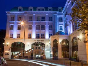 un edificio con una luz de la calle delante de él en Killarney Plaza Hotel & Spa, en Killarney