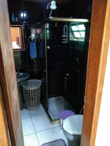 Et badeværelse på Kitnet em Monte alto arraial do cabo