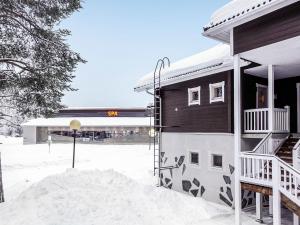 ein Gebäude mit einem Schneestapel davor in der Unterkunft Holiday Home Levin rinnelinna a8 by Interhome in Sirkka