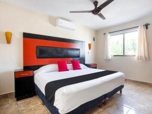 Cama ou camas em um quarto em Hotel Jardín Cancún
