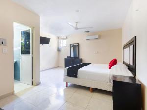 Cama ou camas em um quarto em Hotel Jardín Cancún