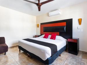 Cama ou camas em um quarto em Hotel Jardín Cancún