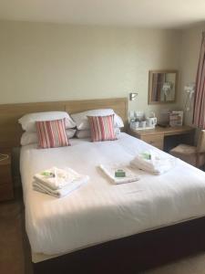 Ένα ή περισσότερα κρεβάτια σε δωμάτιο στο Monarch Hotel