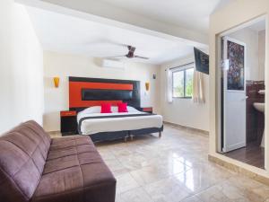 Cama ou camas em um quarto em Hotel Jardín Cancún
