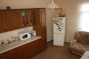 Apartment on Pereulok Yanovskogo 2廚房或簡易廚房
