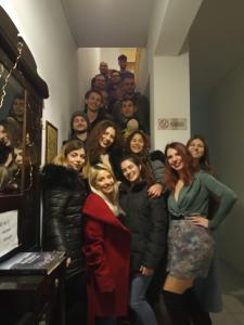 een groep mensen die poseren voor een foto bij Backpackers & Travelers Central old town in Ioannina