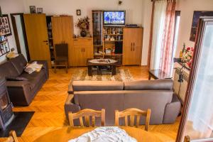 sala de estar con sofá y 2 sillas en Apartman Zvjezda, en Biograd na Moru