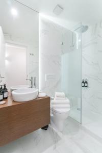 里斯本的住宿－Casa Boma Lisboa - Modern & Luminous Apartment with Balcony - Alcantara I，白色的浴室设有水槽和卫生间。