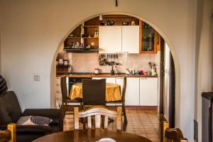 una cocina y comedor con un arco en una habitación en Apartman Zvjezda, en Biograd na Moru