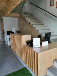 una oficina con escritorio y escalera en Los Tres Abetos, en Arzúa