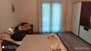 ein Schlafzimmer mit einem Bett mit Schuhen drauf in der Unterkunft Studio apartment Marčelina in Preko