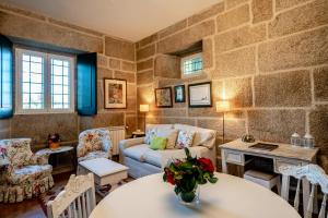 沃澤拉的住宿－Quinta das Lamas - Antiga Adega，客厅配有沙发和桌子