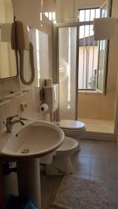 マリーナ・ディ・マッサにあるHotel Patriziaのバスルーム(洗面台、トイレ付)