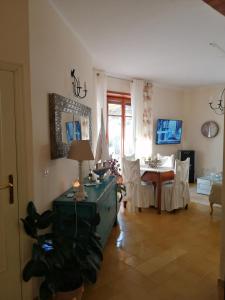 ein Wohnzimmer mit einem Tisch und einem Esszimmer in der Unterkunft Il Sogno di Vincenzo e Maria in Palinuro