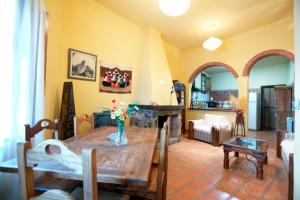 una sala de estar con una mesa de madera con flores. en Casa Rural Las Gamellas, en Rebollar