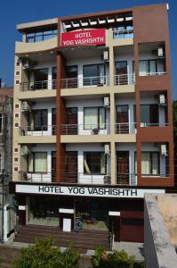 un edificio con un hotel wasatchitt di Hotel Yog Vashishth a Rishikesh