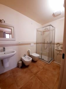 Un baño con ducha, inodoro y lavabo. en Mignola Le Bozze- Podere con piscina-WI-FI, en Castagneto Carducci 31 fotos más
