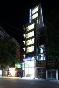 wysoki budynek z oświetleniem w nocy w obiekcie Tristar Hotel w mieście Nha Trang