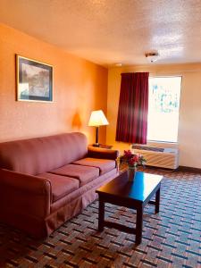 ein Wohnzimmer mit einem Sofa und einem Tisch in der Unterkunft Americas Best Value Inn and Suites Hope in Hope