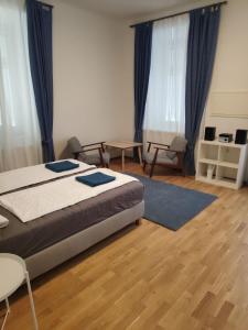 a bedroom with a bed and a table and chairs at Flataid Apartment Reitschulgasse - City Center - Jakominiplatz in Graz