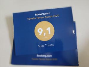 un libro con una cubierta azul con el número en Suíte Triplex, en Capitólio