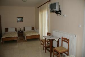 Una cama o camas en una habitación de Elanthi Hostel kastoria