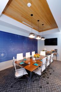 Hotel Indigo Orange Beach - Gulf Shores by IHG的电视和/或娱乐中心