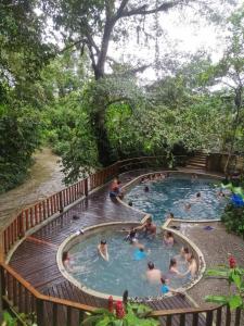 un groupe de personnes dans une piscine dans l'établissement Hotel OBEGA PACIFIC, à Nuquí