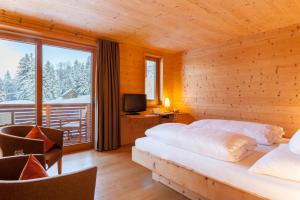 Postel nebo postele na pokoji v ubytování Biohotel Mattlihüs + 37 fotografií