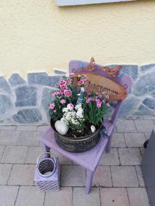 a purple bench with a potted plant on it at fewoflagmeier Kohlstetten I Alte Backstube in Kohlstetten