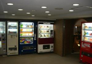 una fila de máquinas de soda en una tienda con bebidas en Azu garden Nippombashi / Vacation STAY 74140, en Osaka