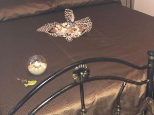 un letto con tavolo con una platea da tre soldi e una fanatitistrinittritististrite di La Maison de Gabrielè a Lido Conchiglia