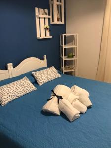 una camera blu con un letto e asciugamani di La Maison de Gabrielè a Lido Conchiglia