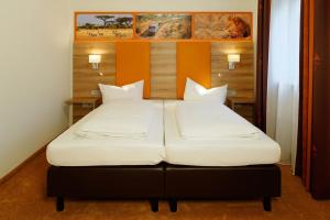 Ein Bett oder Betten in einem Zimmer der Unterkunft Hotel zur Post