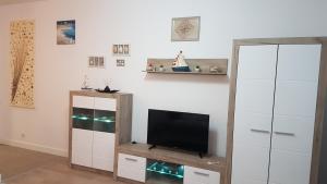 sala de estar con TV y armario en Estival Studio by Onix Blue Mamaia Nord, en Mamaia Nord – Năvodari