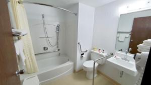 y baño con bañera, aseo y lavamanos. en Super 8 by Wyndham Cut Bank, en Cut Bank