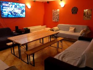 een woonkamer met een tafel en een bank bij Whole basement former pub3 for bachelor / bachelorette party in Boedapest