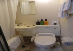 Un baño pequeño con inodoro y lavabo. en Azu garden Nippombashi / Vacation STAY 74145, en Osaka