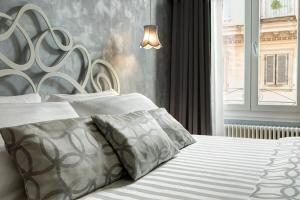 Ένα ή περισσότερα κρεβάτια σε δωμάτιο στο Relais de l'Opera Luxury Rooms