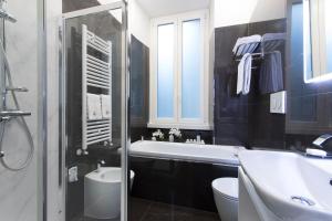 Ένα μπάνιο στο Relais de l'Opera Luxury Rooms