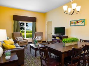 a living room with a couch and a table at The Resort at Governor's Crossing in Pigeon Forge